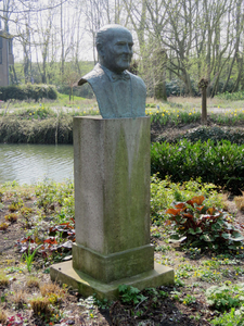 844018 Afbeelding van het borstbeeld van de populaire Vleutense huisarts dr. P.J.M. Fizaan (1902-1960), in het Dokter ...
